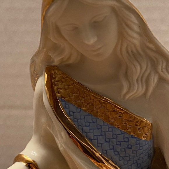 Lenox Mary First Blessing Nativity w/ Original Box and Styrofoam Case - Picture 2 of 12